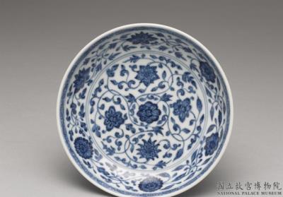 图片[3]-Dish with Indian lotus scrolls in underglaze blue, Qing dynasty, Qianlong reign (1736-1795)-China Archive